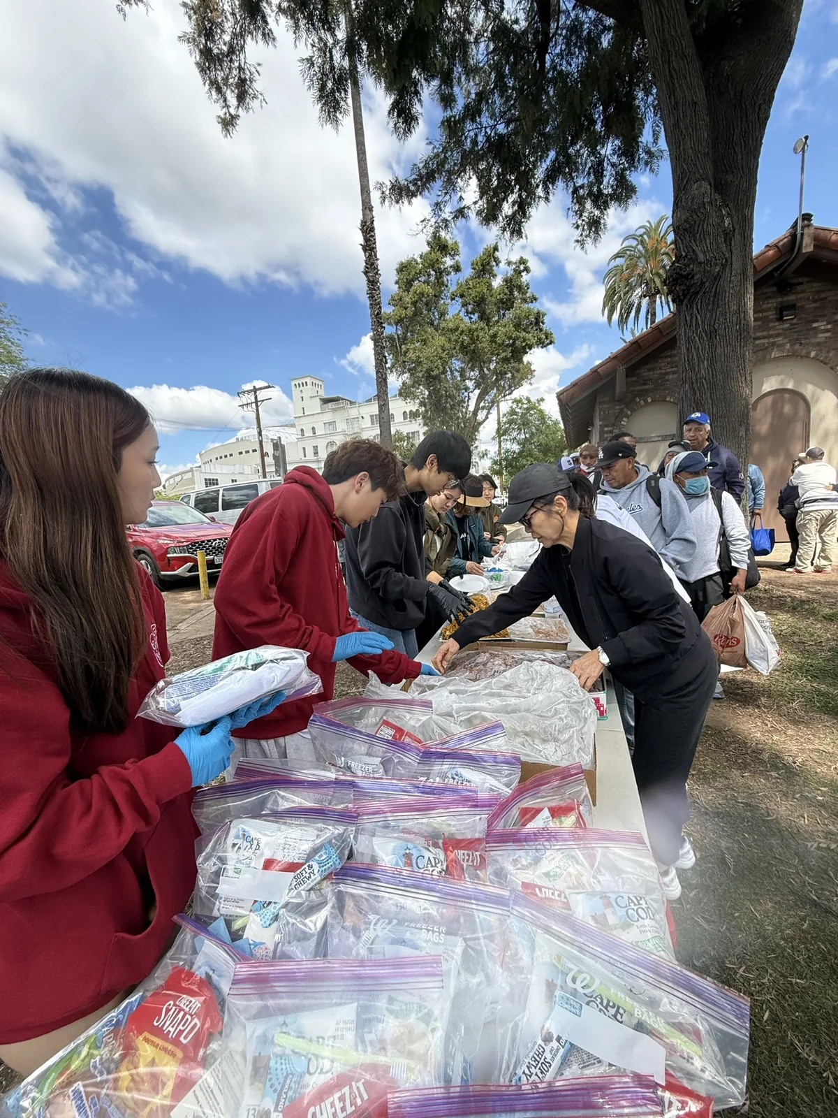 Preparing bags for a community distribution